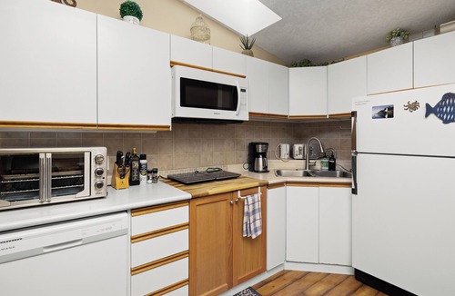 Sooke Hotel | Oceanfront Cottage: Dock, Beach Access, Hot Tub, BBQ & Free Kayaks