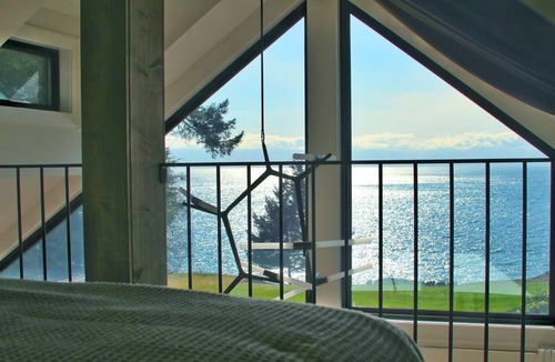Otter Point Cottage | Oceanfront Cottage: Where Natural Beauty Meets Modern Comfort