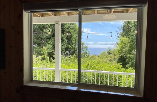 Juan de Fuca Electoral Area House | Oceanfront House with a Hot Tub close to the Surf