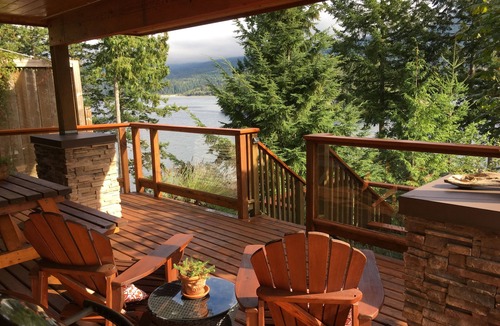 West Porpoise Bay House | Oceanfront, Spectacular Views, Sauna, Minutes to Sechelt. A Sunshine Coast Hub!