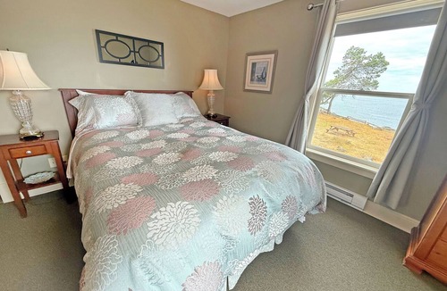 Regional District of Nanaimo Hotel | Oceanfront Suite with Big Bath Tub & Private Bath - Rm 7