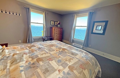 Regional District of Nanaimo Hotel | Oceanfront Suite with Relaxing Tub & Private Bath - Rm 1