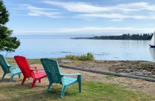 Saanich East House | Oceanfront/Views/Large Yard/Family Home/Wifi/Self Check In/Out