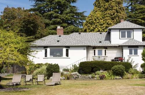 Saanich East House | Oceanfront/Views/Large Yard/Family Home/Wifi/Self Check In/Out