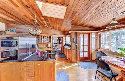 Sidney House | Oceanside Lodge Saanich Inlet