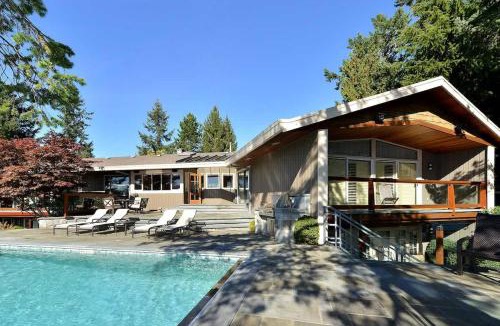 Sidney House | Oceanside Lodge Saanich Inlet by EMR Vacation Rentals