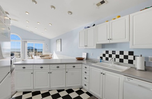 Emerald Isle Condo | Oceanview Emerald Isle Retreat Near the Beach