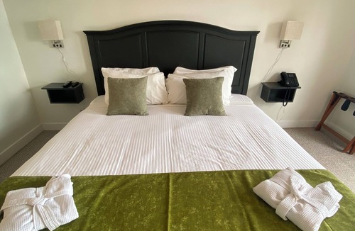 Mayne Island Hotel | Oceanview King Bedroom - Mayne Island Resort
