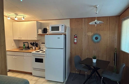 Falcon Lake Cabin | "Off the hook" Lakeside - Boat Rentals on site!