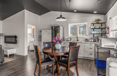 BX Apartment | Okanagan Sunset Bungalow
