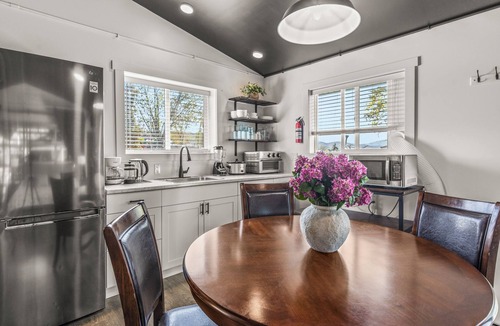 BX Apartment | Okanagan Sunset Bungalow