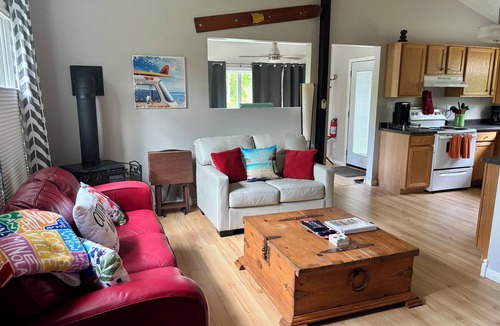 Sauble Beach Cottage | Only Aug 29-Sept 5 LEFT this Summer! Charal Greenhouse Cottage–Sauble Beach Stay