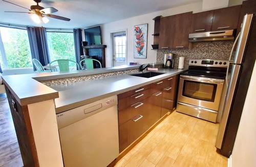 East Kootenay Condo | Open Plan Living Area, 2 Q Beds, Full Kitchen, Walk to Trails, Portable AC