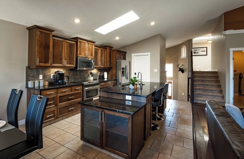 South Lethbridge House | Opulent Oasis luxurious getaway near the coulees