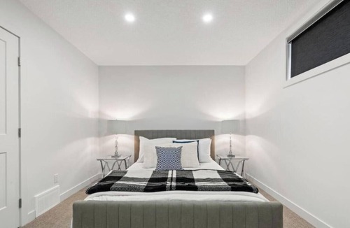 Southeast Edmonton Condo | Orchards Delight | Near Airport | Sleeps 4 | WiFi