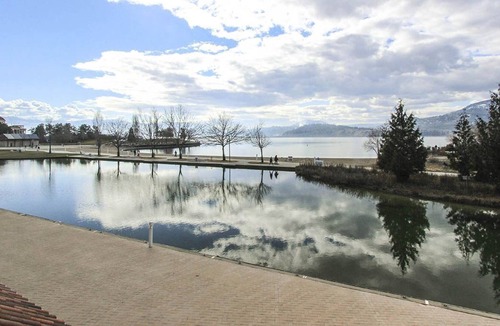 Central Okanagan Resort | Panoramic Lake View Fabulous 2-storey Townhome in Discovery Bay Resort