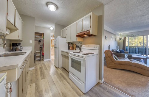 East Kootenay Apartment | Panoramic Mountain Views, Sauna, Pet Paradise
