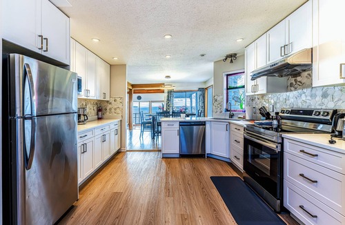 White Rock House | Panoramic Ocean Front View, 5 BR full Bath- Renovated Whole House in White Rock