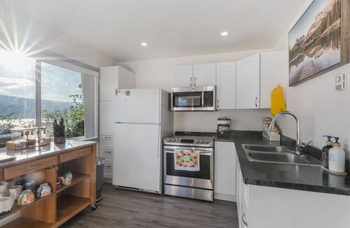 Okanagan-Similkameen Apartment | Panoramic Summerland Lake View Studio w/Hot Tub