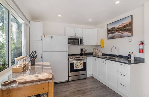 Okanagan-Similkameen Apartment | Panoramic Summerland Lake View Studio w/Hot Tub