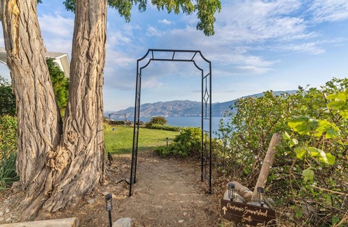 Okanagan-Similkameen Apartment | Panoramic Summerland Lake View Studio w/Hot Tub