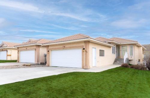 Lethbridge Villa | Paradise Canyon Golf Resort - Signature Villa 382