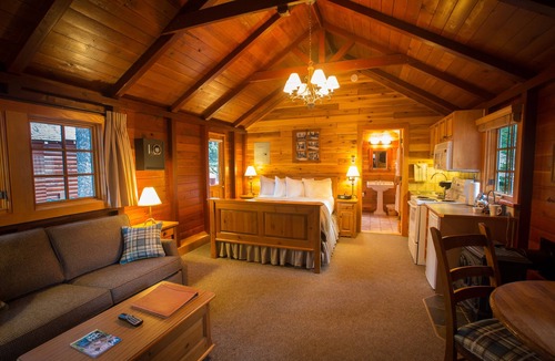 Lake Louise Cabin | Paradise Lodge & Bungalows