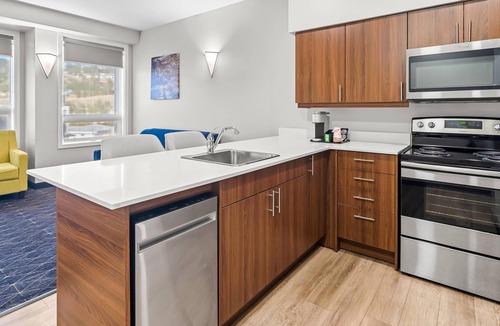 Rutland Hotel | Park Inn by Radisson, Kelowna