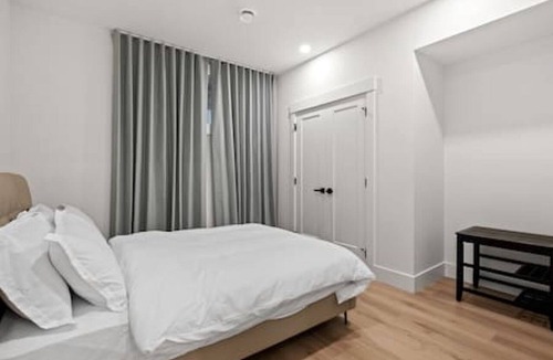 Banff Trail House | "Pavia" modern luxury suite with parking U of C