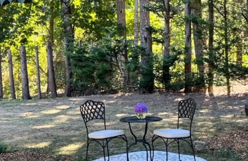North Saanich House | Peaceful 1 BR Hideaway on 1 Acre w/Pond, Near Ferry, Airport & Nature