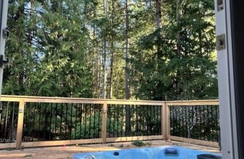 Fanny Bay House | Peaceful getaway by the ocean in the privacy of trees