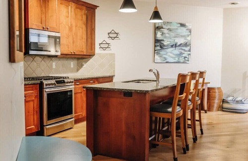 Westbank House | Peaceful ground-floor condo on Okanagan Lake with direct beach access, pool & hot tub, plus a private patio for sunset dinners. Ideal for families or wine-trail getaways, minutes from Mission Hill & Quails Gate. Sleeps 10 with full kitchen & laundry.