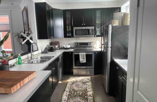 Ramsay House | Peaceful Historic 3 Bedroom hideaway, Walkable to Calgary's Greatest Attractions