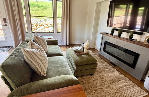 Rockbridge Baths Cabin | Peaceful Mornings & Starlight Nights Couples Retreat Hot tub !Fire pit! Pets
