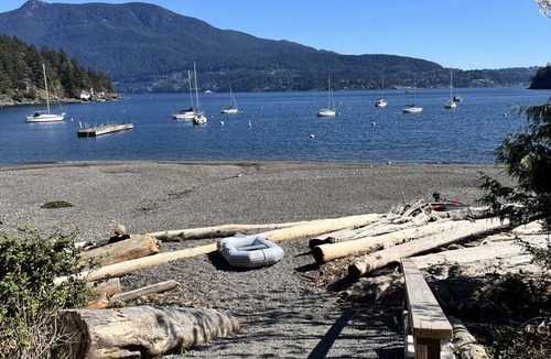 Bowen Island Apartment | Pebbly Beach Suite in Snug Cove