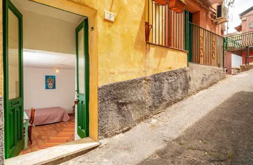 Rovittello Apartment | Pension 'Camera Familiare Vintage' with Shared Terrace and Wi-Fi