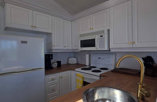 Hunts Point Apartment | Pent House at Hunts Point Beach Cottages