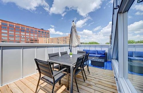 Pointe-Saint-Charles Apartment | Penthouse Downtown 2BR 2BA Private Roof Terrace presented by TripMontreal