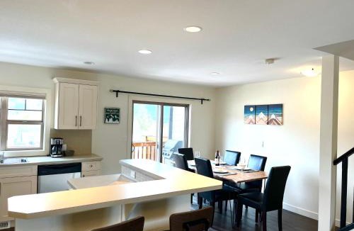 Invermere House | Perfect base Invermere 3bd townhouse mt views with garage