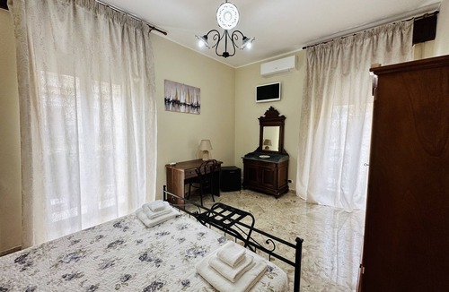 Gela Bed & Breakfast | Perfect for Couples:Cathedral View Suite with Air Conditioning and Private Bathroom