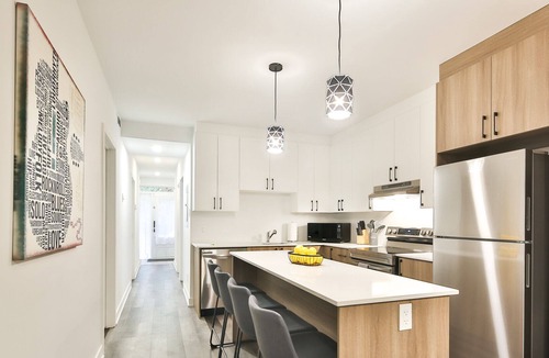 De Lorimier Apartment | Perfect Location | Must Stay | Clean | Parking - Super host on Airbnb
