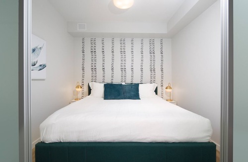 Kelowna Central Business District Condo | ★ PERFECT SPOT DT ★ Large Private Patio, Sandy Beaches, Nightlife & King Bed
