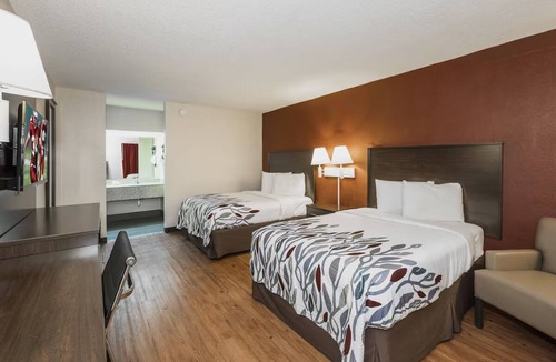 Walterboro Hotel | Perfect Stopover Spot: Room w/Private Bathroom + Flat-Screen TV in Walterboro