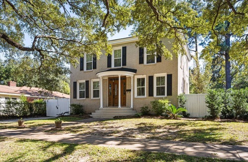 Georgetown House | Pet-friendly 105 year old home in historic Downtown Georgetown. Oak-lined streets.