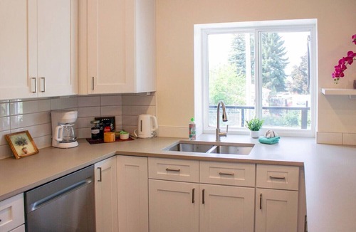 Okanagan-Similkameen Apartment | Pet-Friendly 2BR | Rooftop Sauna & Views