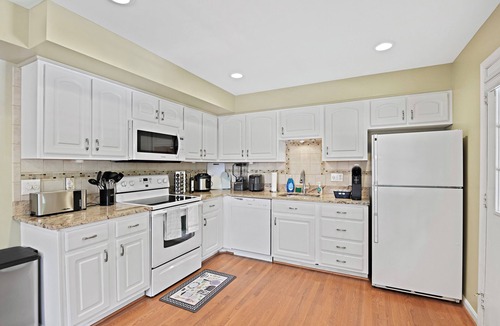 Springfield House | Pet Friendly 4 bd end unit TH, WiFi, Fenced in yard, near Washington DC/transit