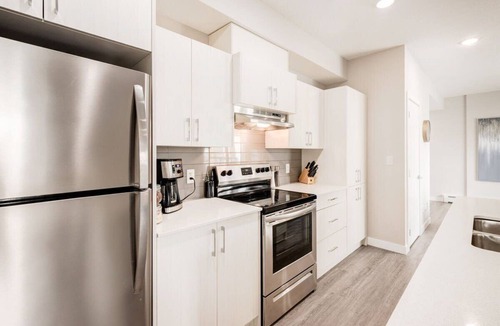 Shaganappi Apartment | Pet Friendly Apartment w/Free Underground Parking