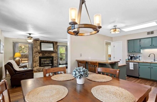 Cary House | Pet Friendly Relaxing Retreat Walk to DT|King Bed