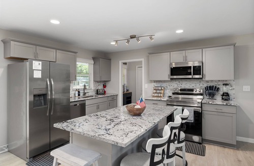 Smithfield House | Pet Friendly sleeps 10 Fenced Yard Garage Studio