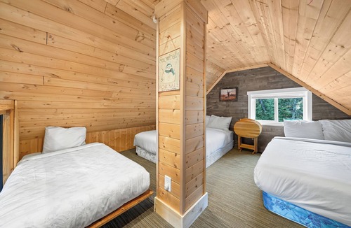Hemlock Valley Cabin | Pet Friendly | Wood Fire | Wi-fi | Close to Lifts